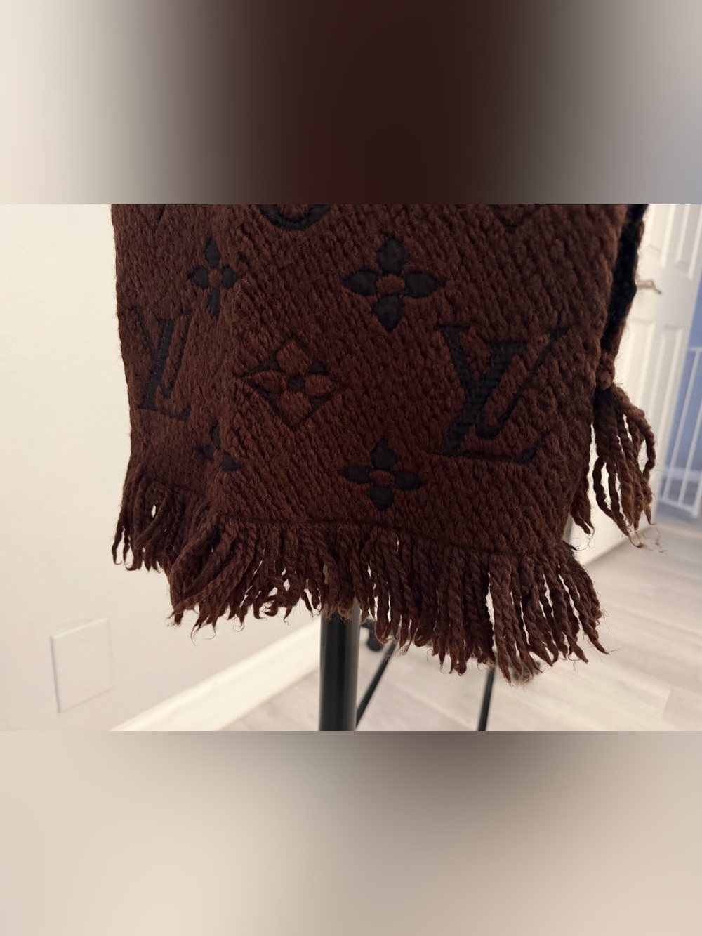 Louis Vuitton Logomania Scarf - Preloved 🤎 - Picture 6 of 9
